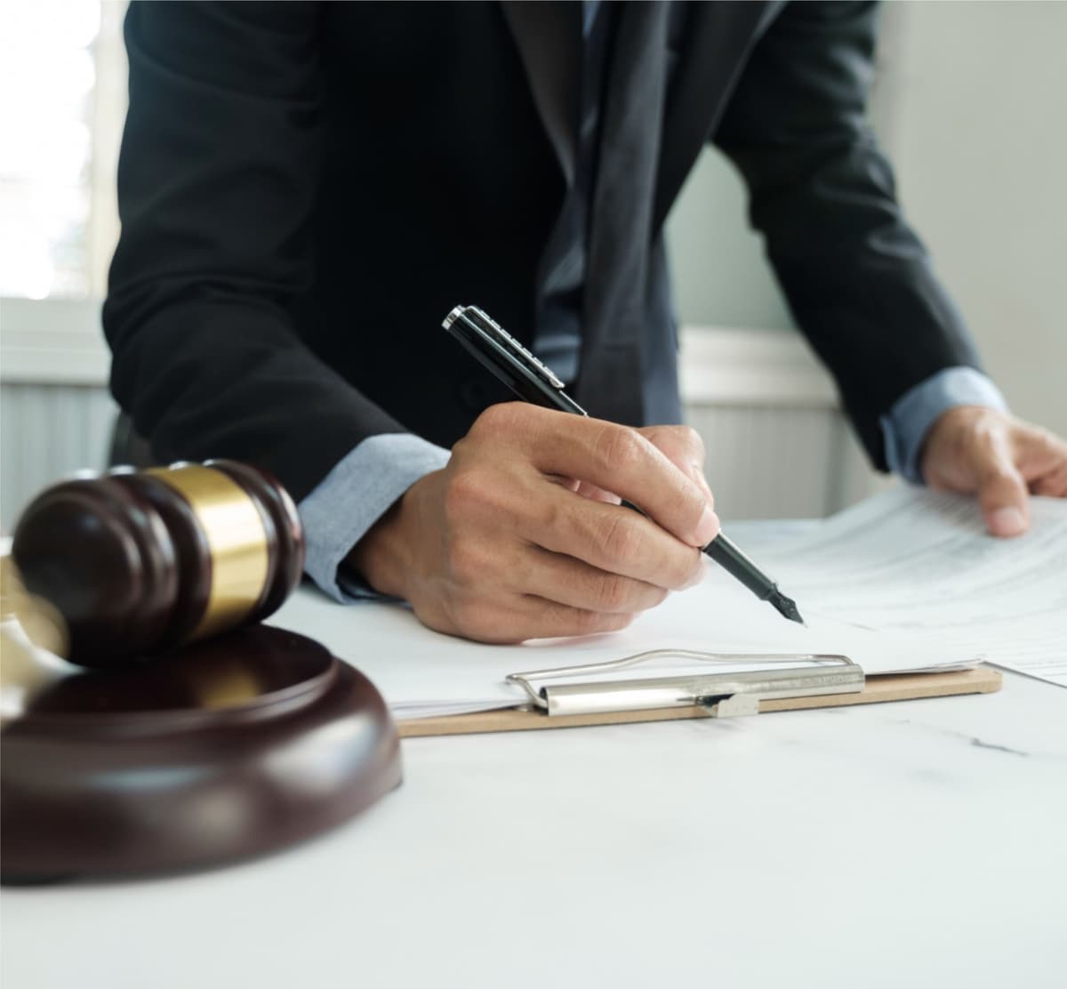 Tim EasyLegal memproses pendaftaran PSE